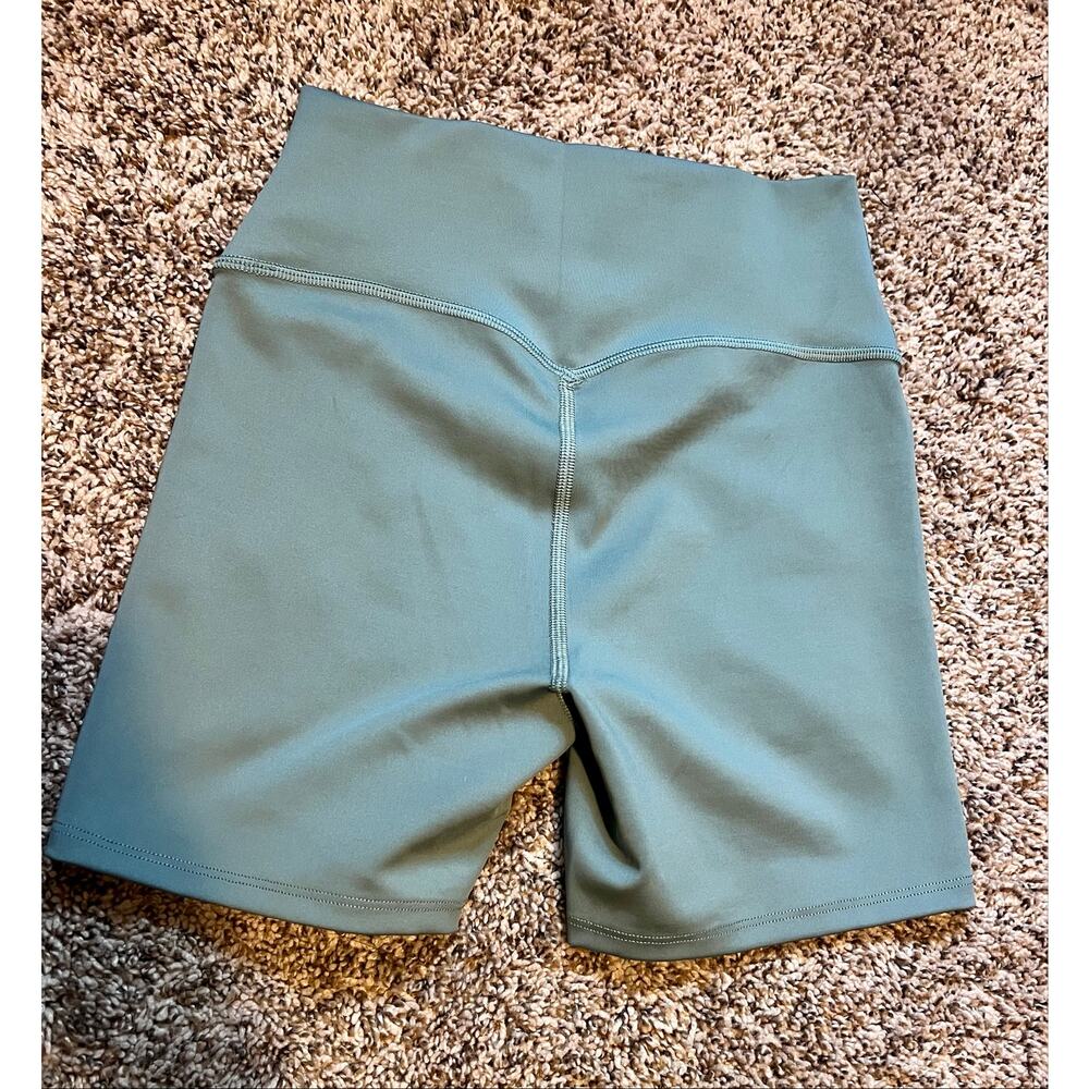 Alo Yoga 5" Airlift Energy Shorts 88$ - Picture 5 of 5